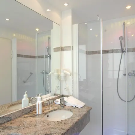 Amba Hotel 3*